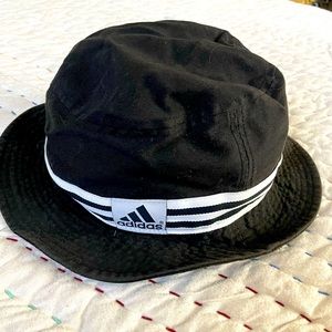 Vintage adidas bucket hat S/M